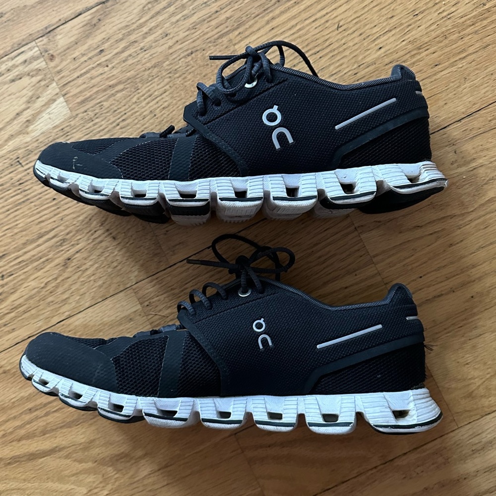 OnCloud Sneaker Women. Lightly worn, less than 10 times.